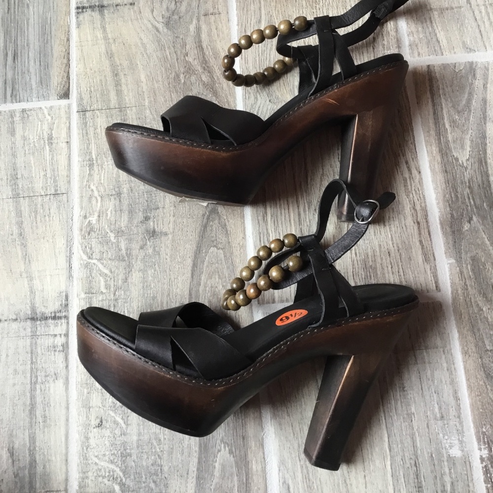 SOLD!💥UGG Leather Ankle Straps Platforms Heels - Picture 4 of 8